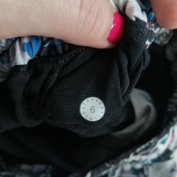 Lululemon Hotty Hot Short II in Culture Clash Multi Black 6 - Picture 13 of 16